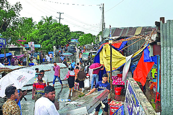 মুন্সীগঞ্জে ঝড়ে বিধ্বস্ত দোকানপাট ও বাড়ি-ঘর