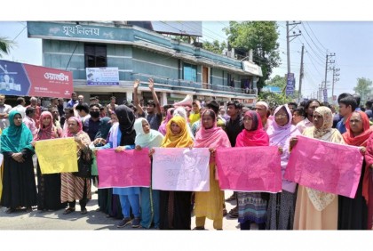 
রংপুরে ব্যবসায়ীর হত্যাকারীদের গ্রেফতারের 
দাবিতে সড়ক অবরোধ, মানববন্ধন 