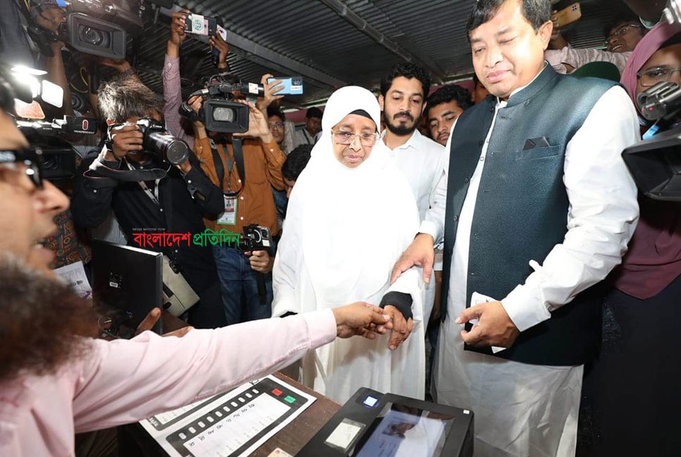 ভোট দিলেন জায়েদা খাতুন
