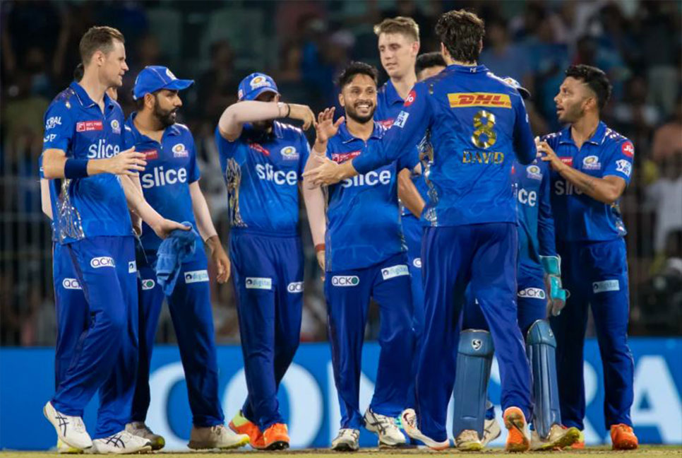 লক্ষ্ণৌকে বিদায় করে টিকে রইল মুম্বাই