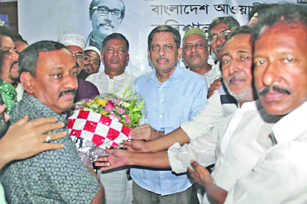 ঝড়বৃষ্টি মাথায় নিয়েই পথে পথে প্রার্থীরা