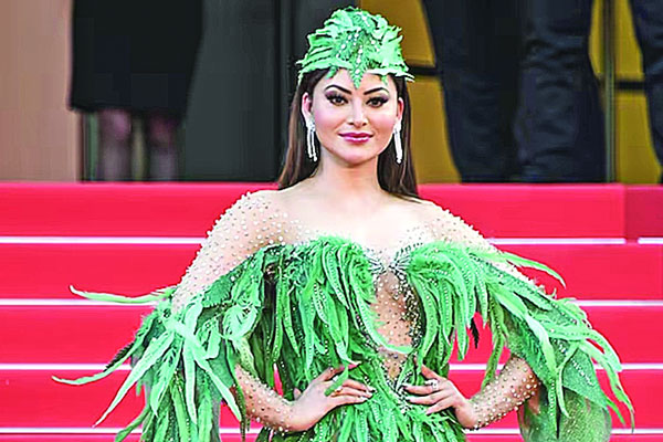 রেড কার্পেটে ট্রোলের শিকার ঊর্বশী