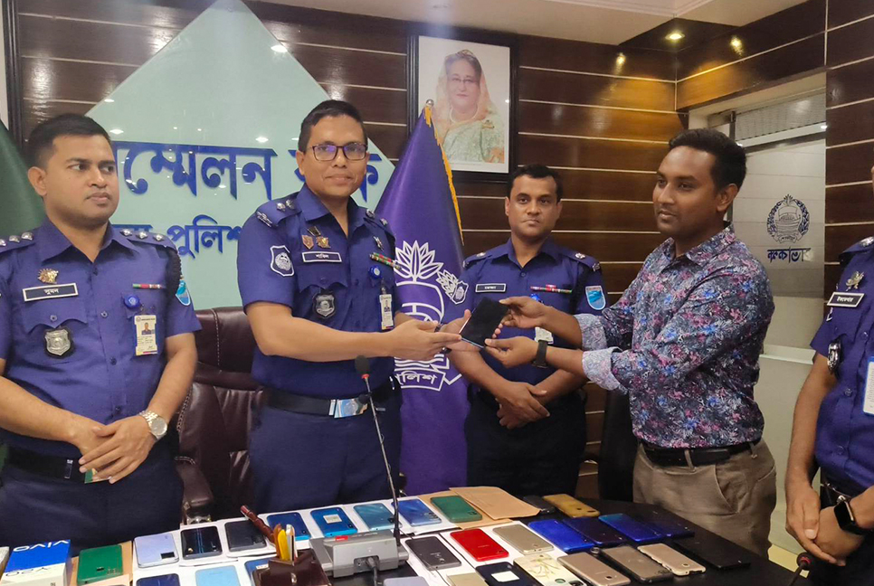 রাজবাড়ীতে ৪০টি ‘হারানো’ মোবাইল উদ্ধার