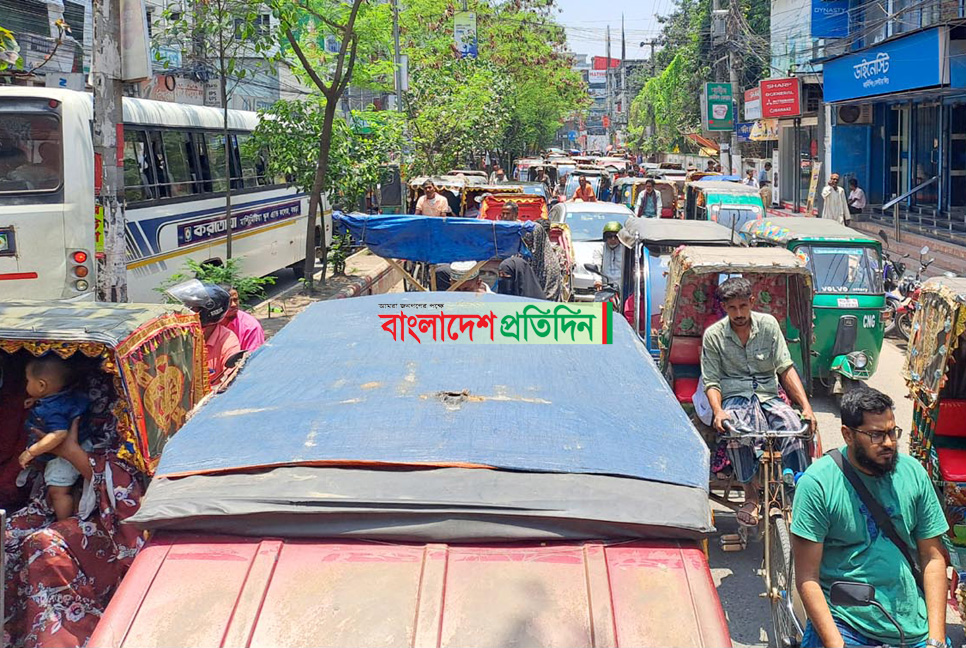 বগুড়ায়ও তীব্র যানজট, নিয়ম মানছেন না চালকরা 

