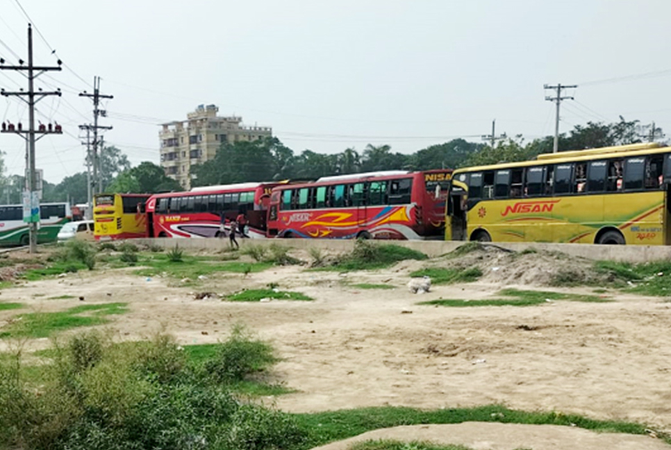 পাবনায় পরিবহন শ্রমিকদের সড়ক অবরোধ, ভোগান্তিতে যাত্রীরা