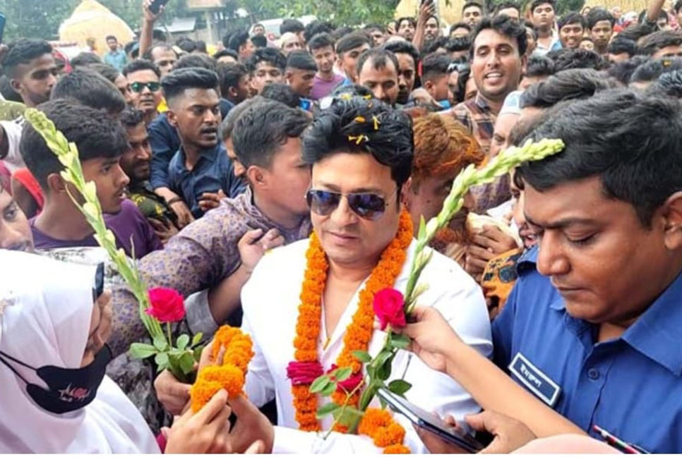 নায়ক ফারুকের আসনে নির্বাচনে অংশ নেওয়ার বিষয়ে যা জানালেন ফেরদৌস

