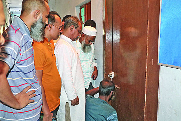 তালা ভেঙে অফিসে ঢুকলেন বিএনপি নেতারা