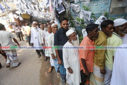 আজমত উল্লার কেন্দ্রে শুরুতেই ইভিএমে ত্রুটি, ভোটারদের দীর্ঘ লাইন 