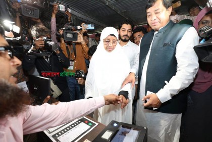 ভোট দিলেন জায়েদা খাতুন