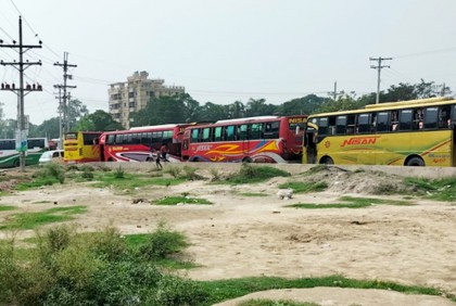 পাবনায় পরিবহন শ্রমিকদের সড়ক অবরোধ, ভোগান্তিতে যাত্রীরা