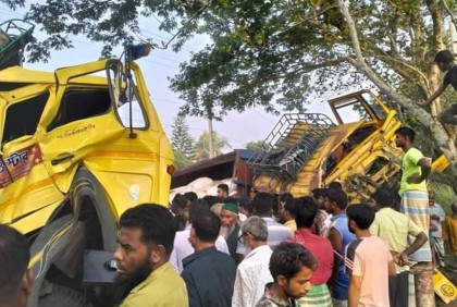 পাবনায় দুই ট্রাকের মুখোমুখি সংঘর্ষ, নিহত ১