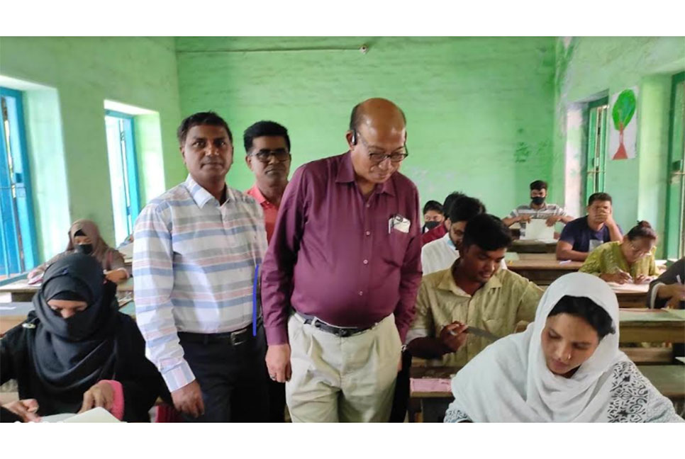 এসএসসি পরীক্ষা কেন্দ্র পরিদর্শনে বাউবির উপাচার্য