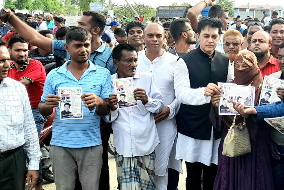 নায়ক শাকিল খান সরকারের উন্নয়নের চিত্র তুলে ধরে বিতরণ করলেন লিফলেট