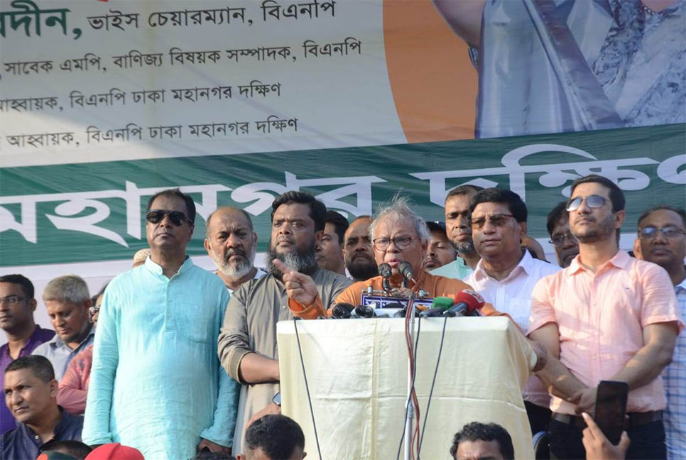 সরকার তাসের ঘরের মতো টিকে আছে : রিজভী