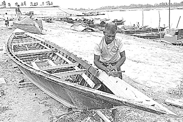 যমুনাপাড়ে নৌকা তৈরির ধুম