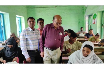 এসএসসি পরীক্ষা কেন্দ্র পরিদর্শনে বাউবির উপাচার্য