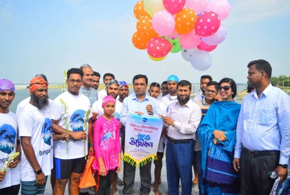 পদ্মায় সাঁতার কাটলেন ২৭ সাঁতারু