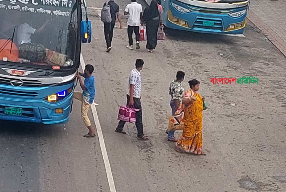 ২ বাসের রেষারেষিতে প্রাণ গেল কিশোরীর, আহত ২