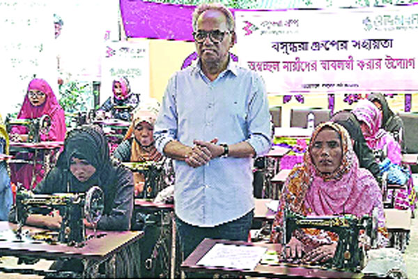 বসুন্ধরার সেলাই মেশিন পেলেন অসচ্ছল নারীরা