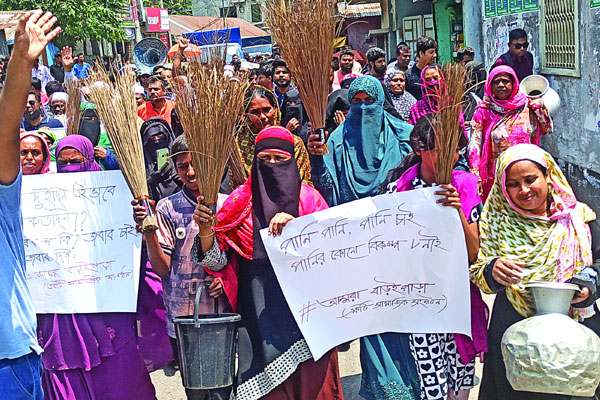 নারায়ণগঞ্জে পানির দাবিতে সড়ক অবরোধ, মিছিল