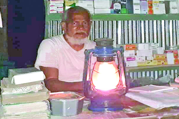 হারিকেনের আলোয় ৫০ বছর ধরে চিকিৎসাসেবা