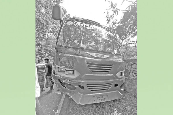 সড়কে গাজীপুরে বাবা-ছেলে কুমিল্লায় ভাইবোন নিহত