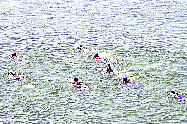 পদ্মায় ২০ কিলোমিটার সাঁতার প্রতিযোগিতা