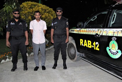 যাত্রীবাহী বাসে তল্লাশি চালিয়ে ইয়াবা উদ্ধার, যুবক আটক