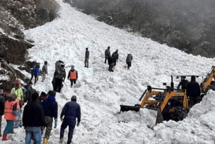 পাকিস্তানে তুষার ধসে নিহত ১০