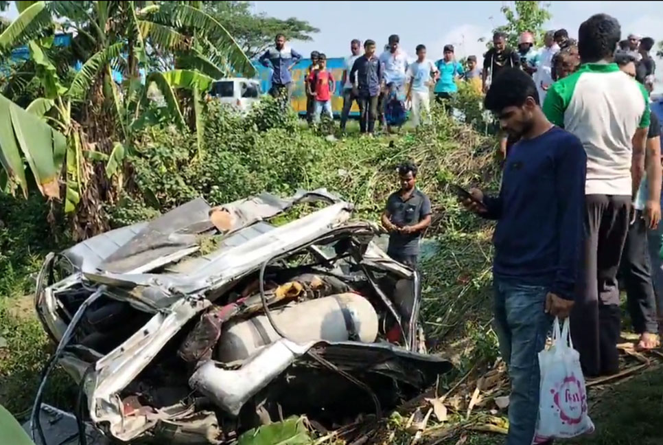 মাইক্রোবাসের পেছনে ট্রাকের ধাক্কা, নিহত ২ 