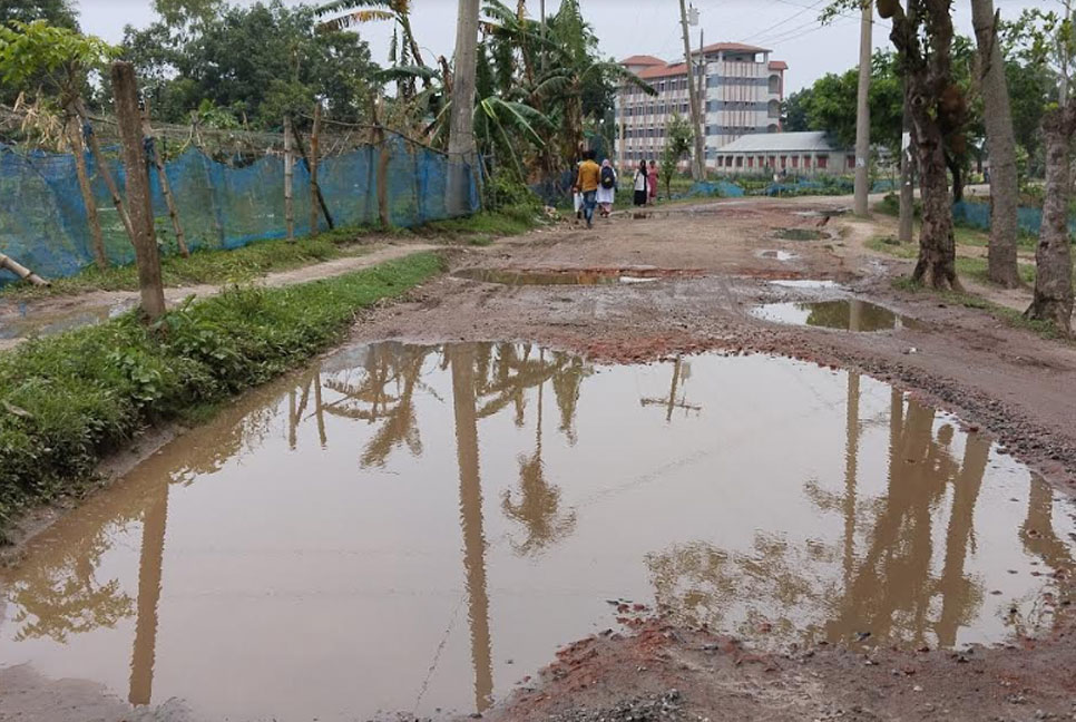 খানাখন্দে ভরা সড়কে ভোগান্তি 