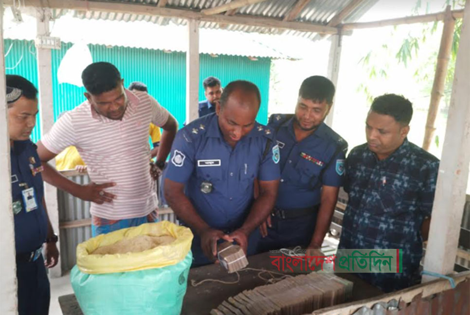 বাসে চালের বস্তায় মিললো ৩৮ লাখ টাকা