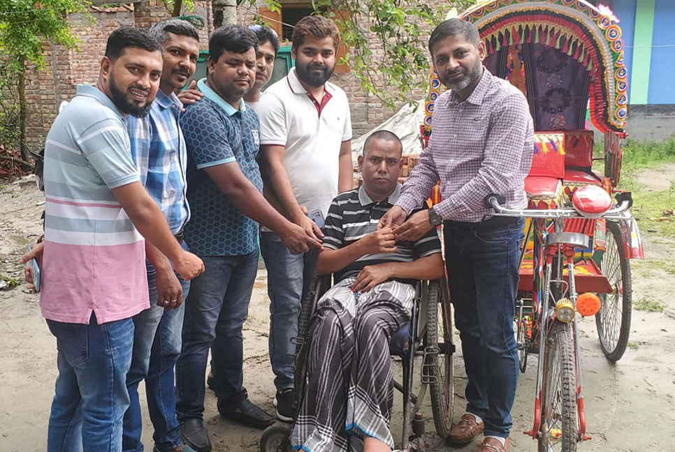 পক্ষাঘাতগ্রস্ত বন্ধুর পাশে এসএসসি-২০০১ ব্যাচ