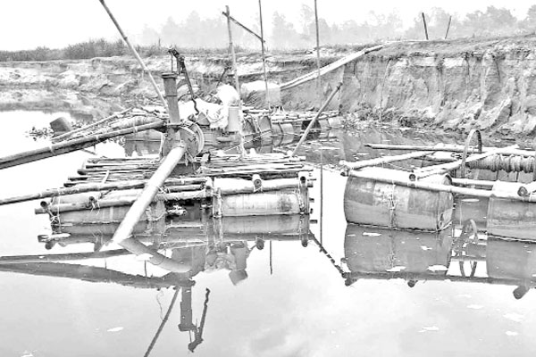 বাঙালি নদীর বালু লুট
