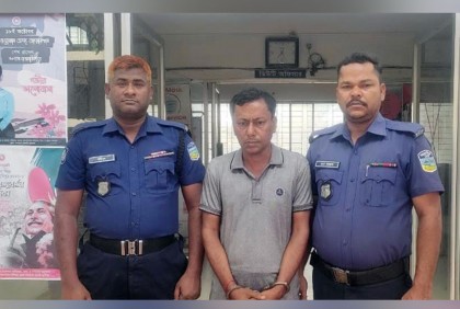 হালুয়াঘাটে ফেনসিডিলসহ মাদক ব্যবসায়ী আটক