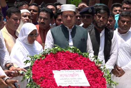 ছেলেকে নিয়ে টুঙ্গিপাড়ায় বঙ্গবন্ধুর সমাধিতে শ্রদ্ধা জানালেন মেয়র জায়েদা


