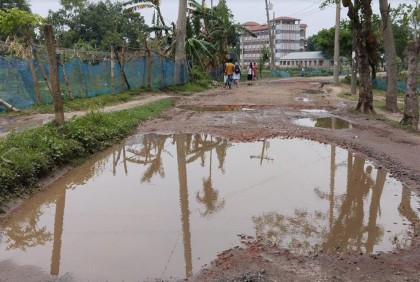 খানাখন্দে ভরা সড়কে ভোগান্তি 