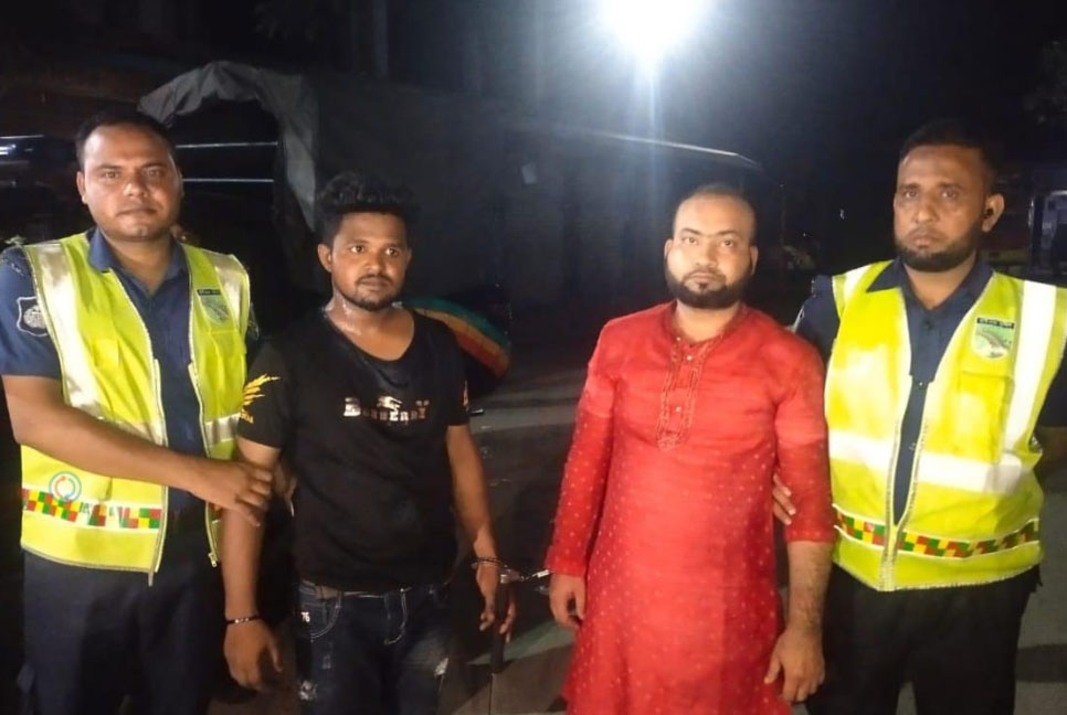 দাউদকান্দিতে বাস থেকে দুই ছিনতাইকারী আটক

