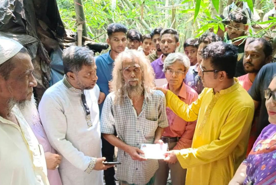 জঙ্গলের খুপরিতে সাপ-ইঁদুরের সাথে ১৭ বছর বসবাস! 

