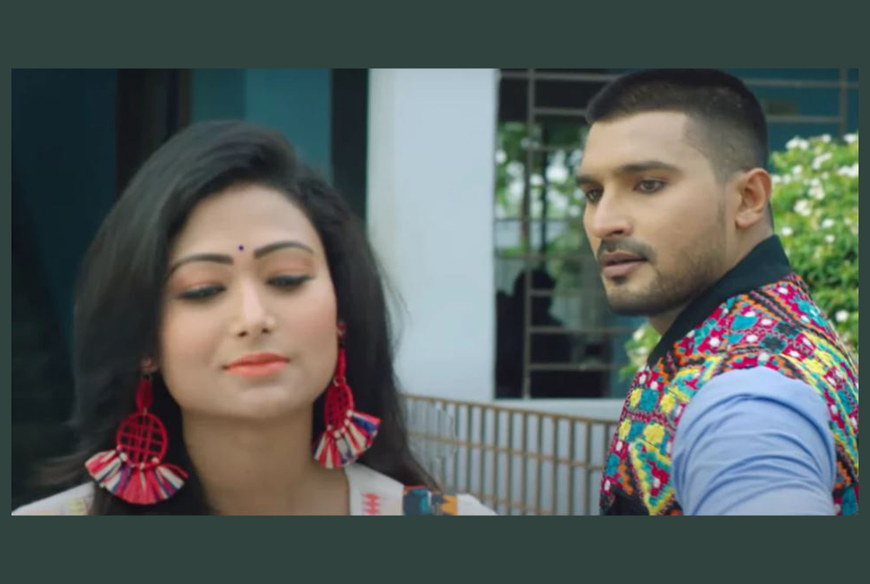 ফের নজর কাড়লেন অধরা


