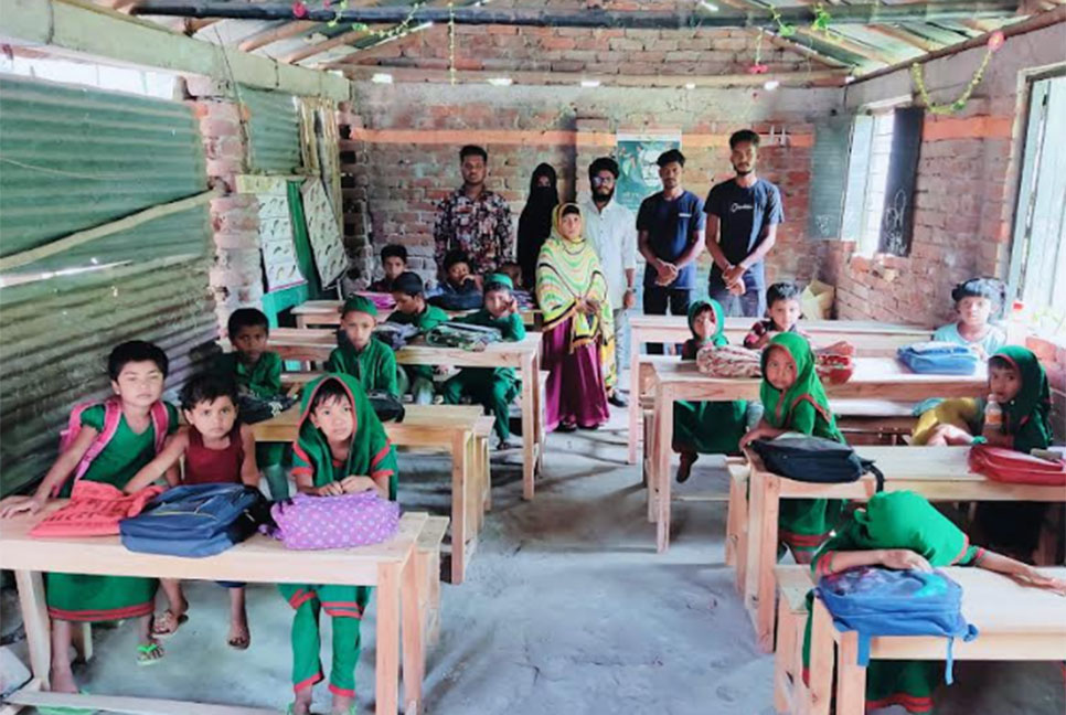 চুয়াডাঙ্গায় শিক্ষা প্রতিষ্ঠানে বেঞ্চ বিতরণ