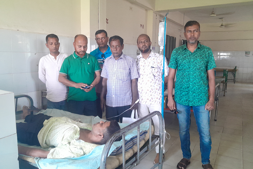 আম পাড়তে নিষেধ করায় শিক্ষককে লাঞ্ছিতের অভিযোগ 