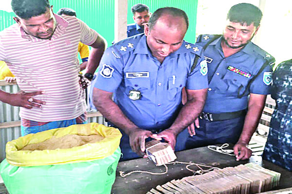 চালের বস্তায় ৩৮ লাখ টাকা