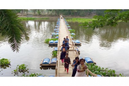 খালের উপর ভাসমান সেতু, ভোগান্তি কমেছে 