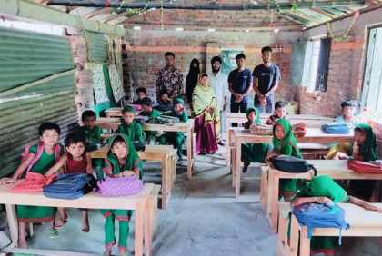 চুয়াডাঙ্গায় শিক্ষা প্রতিষ্ঠানে বেঞ্চ বিতরণ