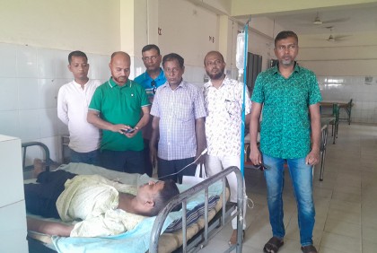 আম পাড়তে নিষেধ করায় শিক্ষককে লাঞ্ছিতের অভিযোগ 