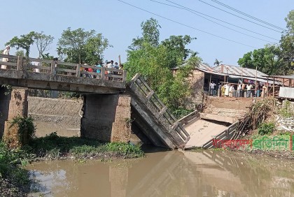ব্রিজ ভেঙে নদীতে, যান চলাচল বন্ধ