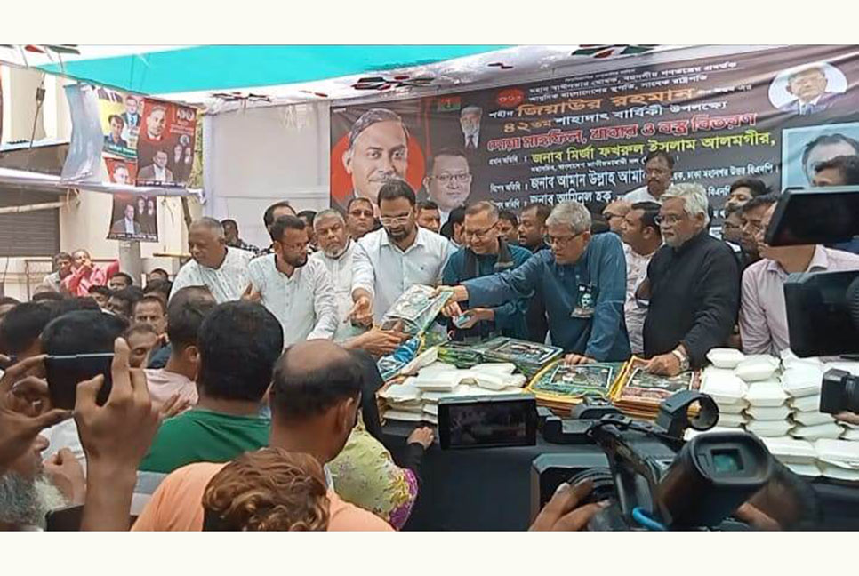 গাবতলীতে দুঃস্থদের মাঝে বিএনপির খাবার বিতরণ 

