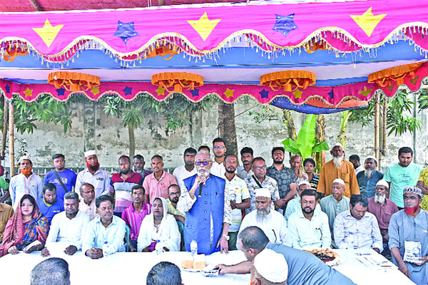 পোস্টারে ছেয়েছে খুলনা গণসংযোগে ব্যস্ত প্রার্থীরা