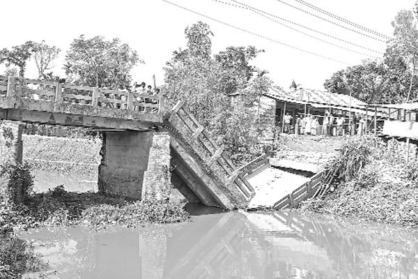 সেতু ভেঙে চলাচল বন্ধ